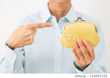 財布を指さすミドル女性の手元 財布を指さすミドル女性の手元 110607259