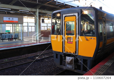 松江駅に停車中の特急スーパーおき キハ187系気動車 松江駅に停車中の特急スーパーおき キハ187系気動車 110607264