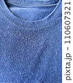 衣類の毛玉 110607321
