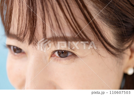 目元　ミドル女性 110607503