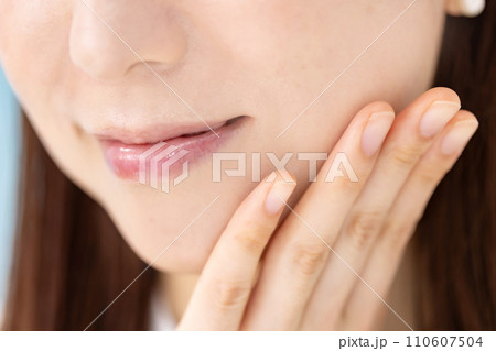 口元　ミドル女性 110607504