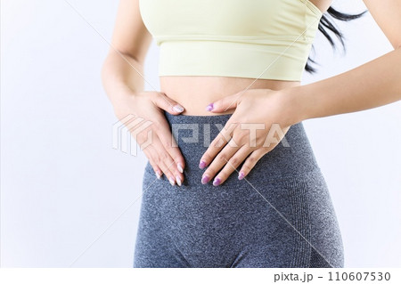 お腹のトラブルに悩む女性 110607530