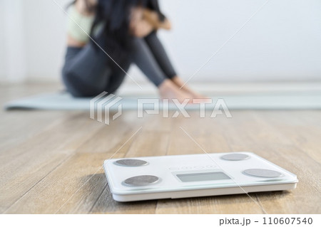 ダイエットが上手く行かず落ち込むアジア人女性 ダイエットが上手く行かず落ち込むアジア人女性 110607540