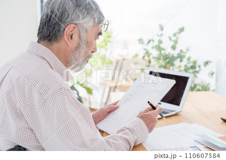 終活をする車椅子の男性 110607584