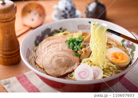 熱々の醤油ラーメン 熱々の醤油ラーメン 110607603