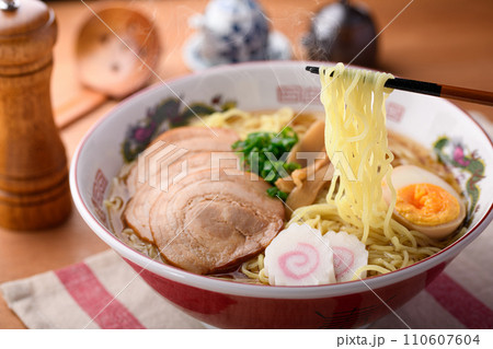熱々の醤油ラーメン 熱々の醤油ラーメン 110607604