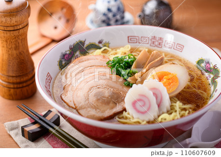 熱々の醤油ラーメン 熱々の醤油ラーメン 110607609
