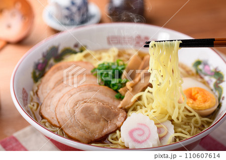 熱々の醤油ラーメン 110607614