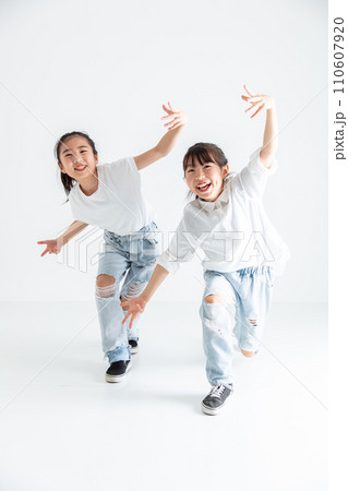 爽やかなデニムの小学生　refreshing elementary school studentv 110607920