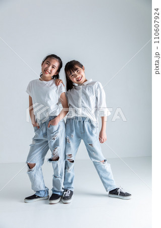 爽やかなデニムの小学生 refreshing elementary school student 爽やかなデニムの小学生 refreshing elementary school student 110607924