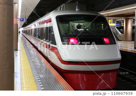 北千住駅で出発を待つ東武200系電車 北千住駅で出発を待つ東武200系電車 110607939