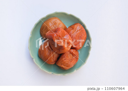 小皿に入った梅干し 小皿に入った梅干し 110607964