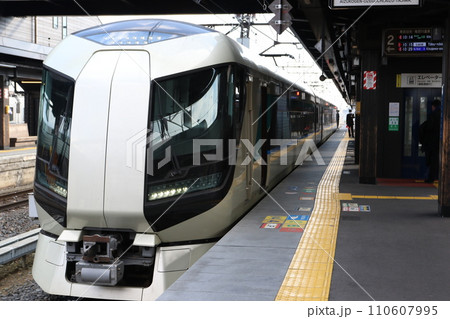 下今市駅で出発を待つ東武500系電車 110607995