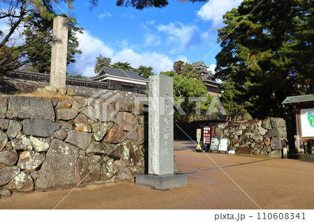 国宝 松江城入口の大手門跡付近の景色 110608341