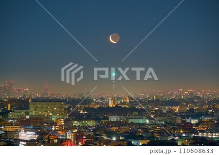 夏の深夜2時に昇る東京都狛江市、川崎市多摩区方面に見るスカイツリーと下弦の三日月 夏の深夜2時に昇る東京都狛江市、川崎市多摩区方面に見るスカイツリーと下弦の三日月 110608633