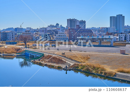 冬の多摩水道橋から稲田多摩川公園と多摩区登戸方面を見る 110608637