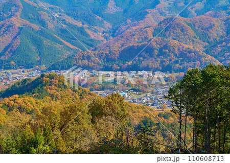 秋の宝登山ハイキングコースから見た東側の長瀞駅方面の紅葉 秋の宝登山ハイキングコースから見た東側の長瀞駅方面の紅葉 110608713