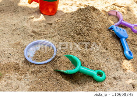 公園で砂遊び 公園で砂遊び 110608848