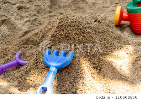 公園の砂場でお山をつくる 公園の砂場でお山をつくる 110608850