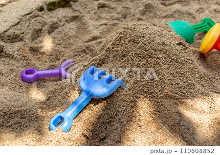 公園の砂場とプラスチック製の遊び道具 公園の砂場とプラスチック製の遊び道具 110608852