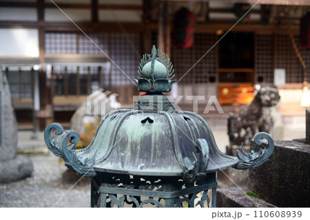 箕面瀧安寺弁天堂参道の献上燈籠 110608939