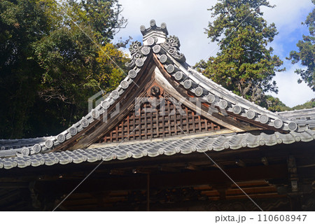 箕面瀧安寺弁天堂の破風 箕面瀧安寺弁天堂の破風 110608947