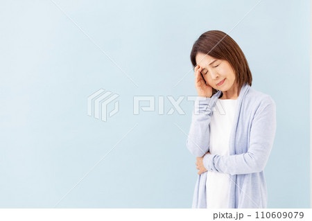 悩むシニア女性 ブルーバック 悩むシニア女性 ブルーバック 110609079