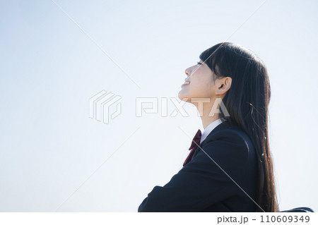青空の川辺に立つ女子高生 目標や未来や希望を見上げる希望に満ちたイメージ 青空の川辺に立つ女子高生 目標や未来や希望を見上げる希望に満ちたイメージ 110609349