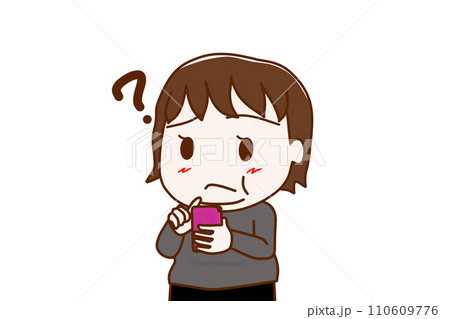 (上半身斜め)スマホを持って使い方が分からなくなり疑問を持つ太った女性 (上半身斜め)スマホを持って使い方が分からなくなり疑問を持つ太った女性 110609776