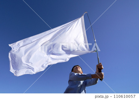 青空のもとで旗を振る少年 青空のもとで旗を振る少年 110610057