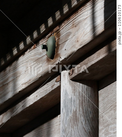 神社建築側面の柱と釘隠し 110610173