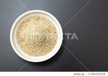 器に入ったすりごま　黒バック 110610299