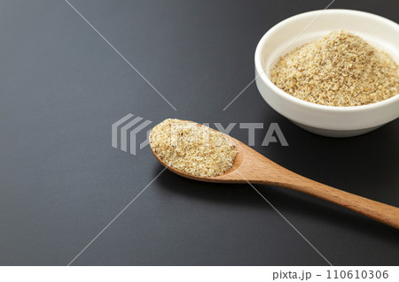 器に入ったすりごまと木製スプーン　黒バック 110610306