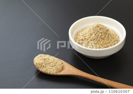 器に入ったすりごまと木製スプーン 黒バック 器に入ったすりごまと木製スプーン 黒バック 110610307