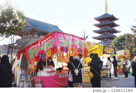 浅草寺の参拝の後は縁日の露店で楽しく食べ歩き 110611184
