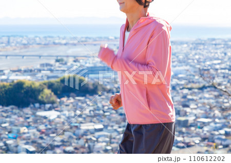 屋外でランニングをするミドル女性 110612202