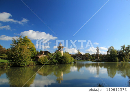 快晴の秋空とヴェルサイユ宮殿のアングレ庭園（フランス イヴリーヌ） 110612578