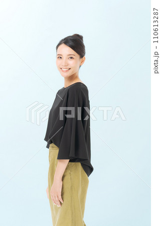 黒いカットソーを着た20代女性 110613287