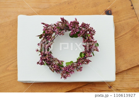 フジバカマのドライフラワーの小さなリースとキャンバス　　　   110613927