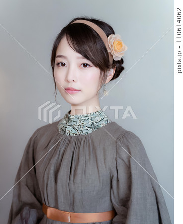 東京のクラシカルなワンピースを着たリ目の大きいショートカットの少女 110614062