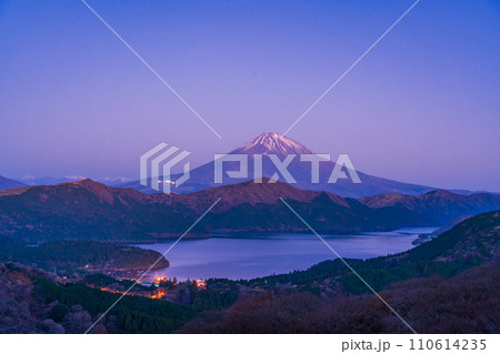 (神奈川県)箱根大観山から望む富士山の夜明け (神奈川県)箱根大観山から望む富士山の夜明け 110614235
