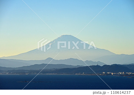 神奈川県　江の島からの夕焼け富士山 110614237