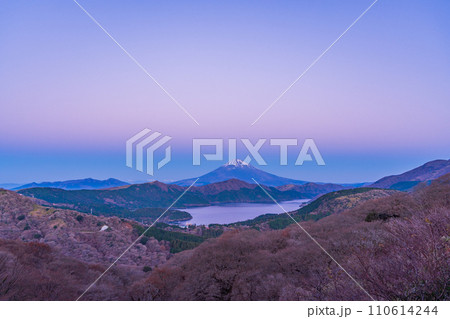 (神奈川県)箱根大観山から望む富士山の夜明け (神奈川県)箱根大観山から望む富士山の夜明け 110614244
