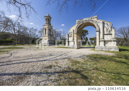 Mausoleum of Glanum, Glanum archaeological site near Saint-Remy-de-Provence, Provence, France Mausoleum of Glanum, Glanum archaeological site near Saint-Remy-de-Provence, Provence, France 110614516