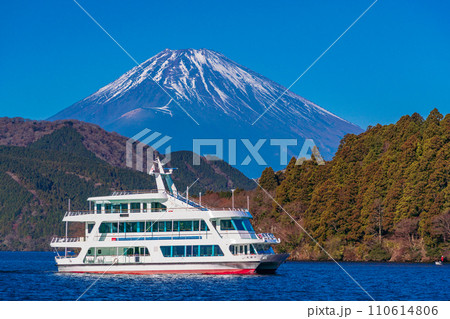 （神奈川県）芦ノ湖の遊覧船と富士山 110614806