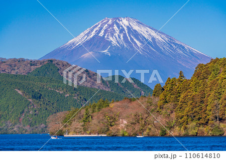 (神奈川県)芦ノ湖の遊覧船と富士山 (神奈川県)芦ノ湖の遊覧船と富士山 110614810