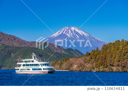 （神奈川県）芦ノ湖の遊覧船と富士山 110614811