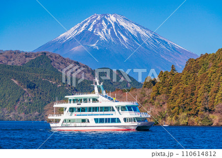 （神奈川県）芦ノ湖の遊覧船と富士山 110614812