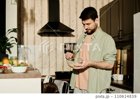 Guy cooking breakfast in the morning 110614839