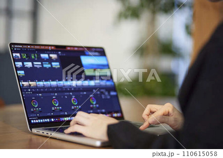 ノートパソコンにて動画編集を行うクリエイターの日本人女性 ノートパソコンにて動画編集を行うクリエイターの日本人女性 110615058